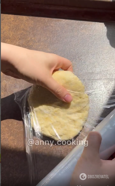 Wrapping dough in cling film