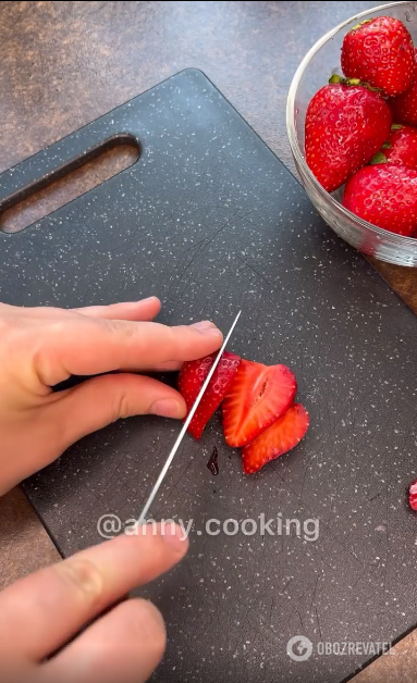 Slicing strawberries for the filling
