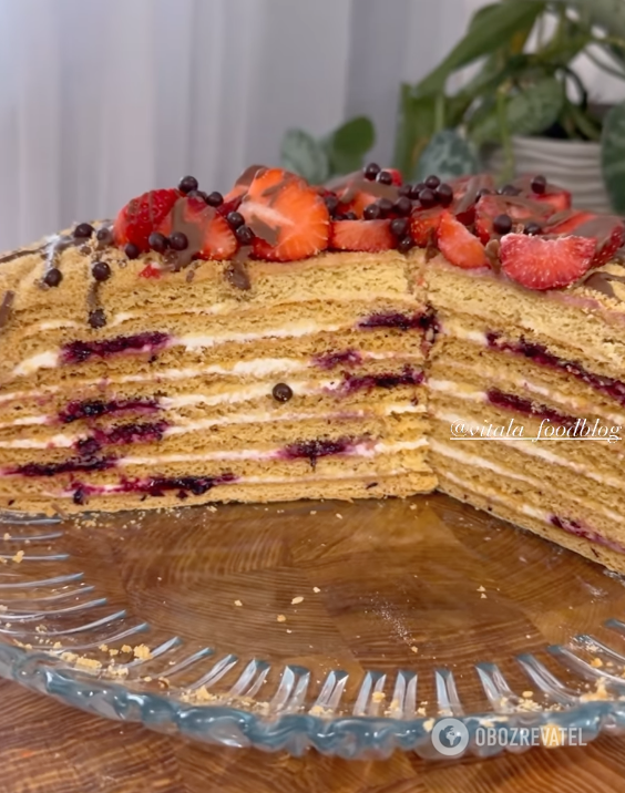 Delicious Honey cake with berries