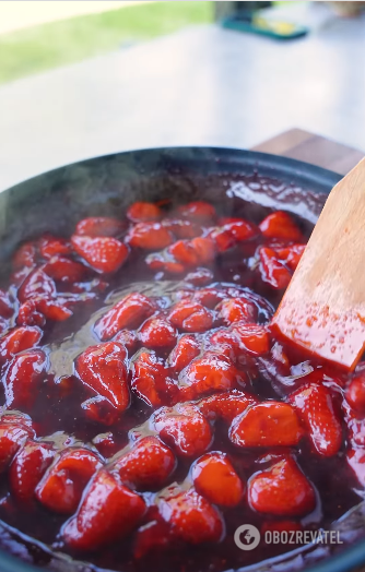 Strawberry ice cream with condensed milk and meringue: how to make the perfect seasonal dessert