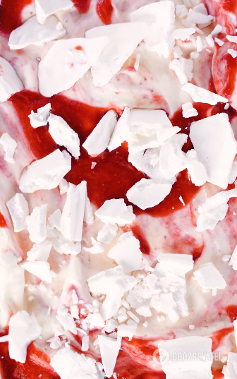 Strawberry ice cream with condensed milk and meringue: how to make the perfect seasonal dessert