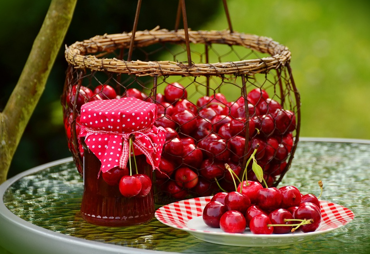 Cherries in their own juice for winter: perfect for cakes, pies and other desserts