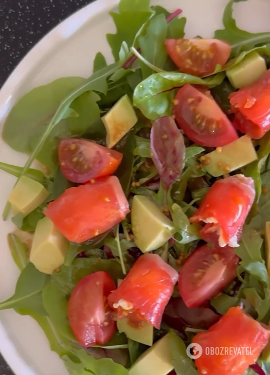 Light summer salad of greens, avocado and red fish: what to dress with