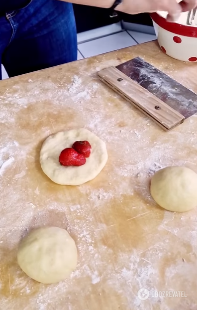 Sweet and fluffy buns with strawberries: what to make seasonal pastries from