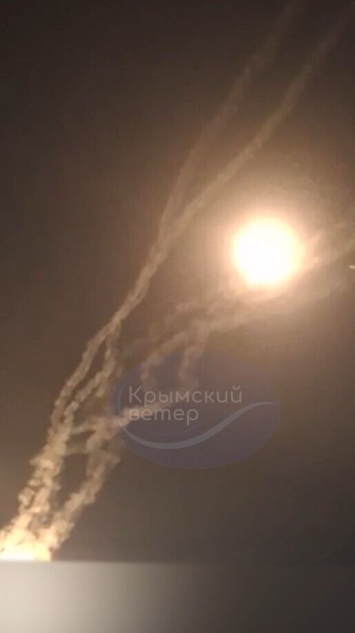 Explosions heard throughout the occupied Crimea at night: famous Russian S-400 Triumph system could have been hit. Video