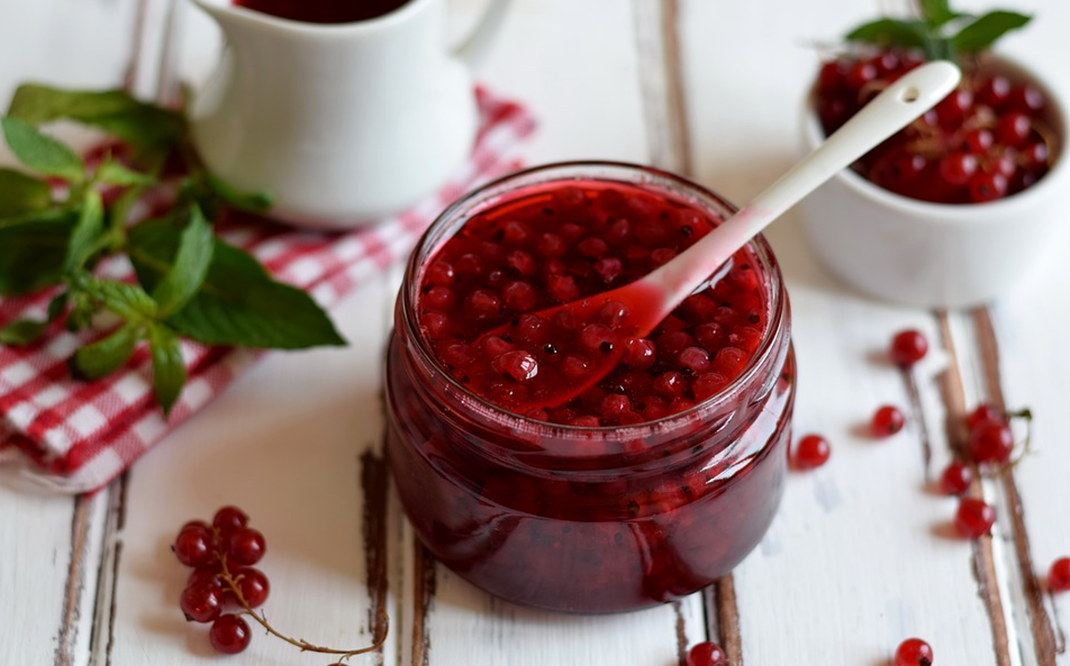 How to cook jam to keep the berries intact