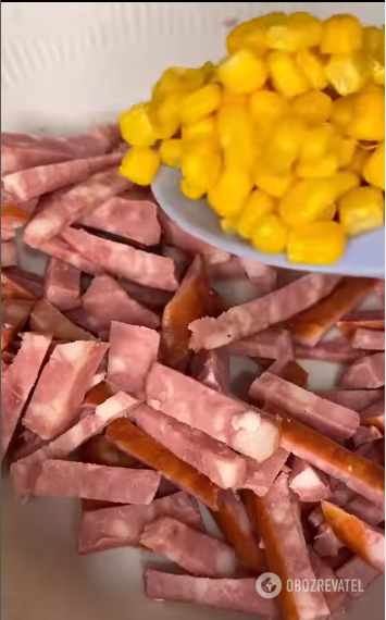 Basic hunting salad with sausage: you need only 5 ingredients