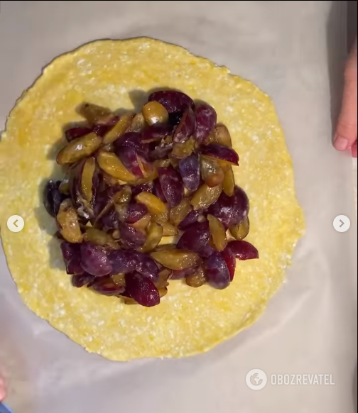 Sweet galette with plums: the easiest recipe