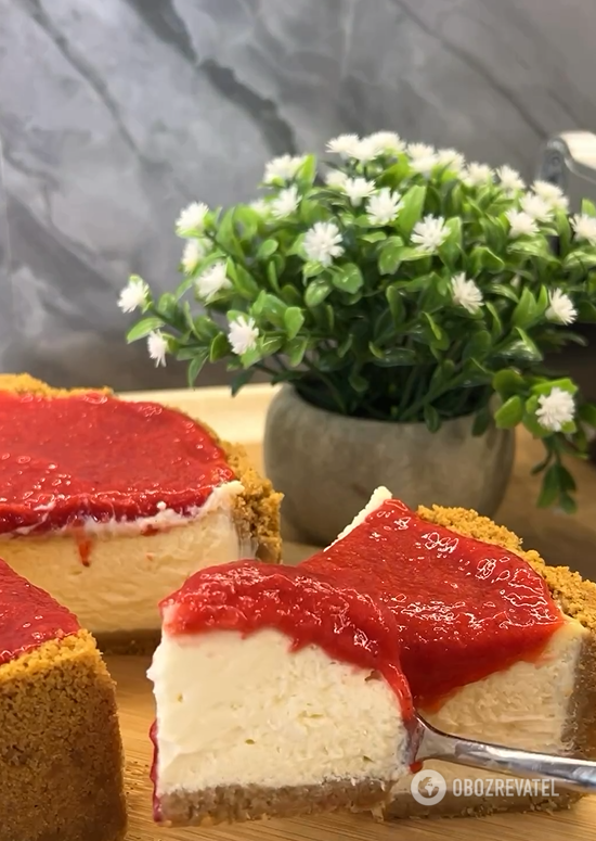 The most delicate seasonal cheesecake with strawberry jam: everyone will love it