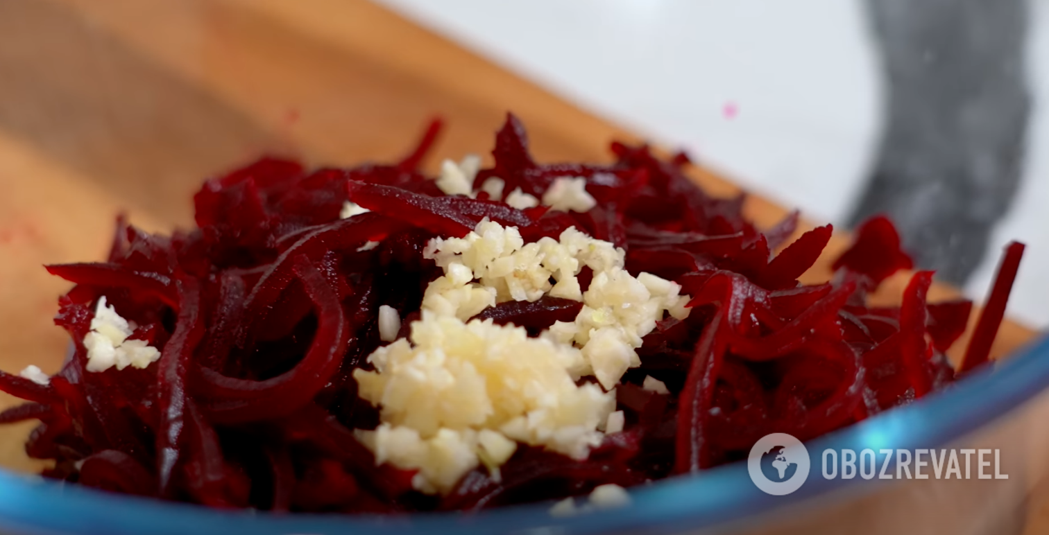 Beets with garlic