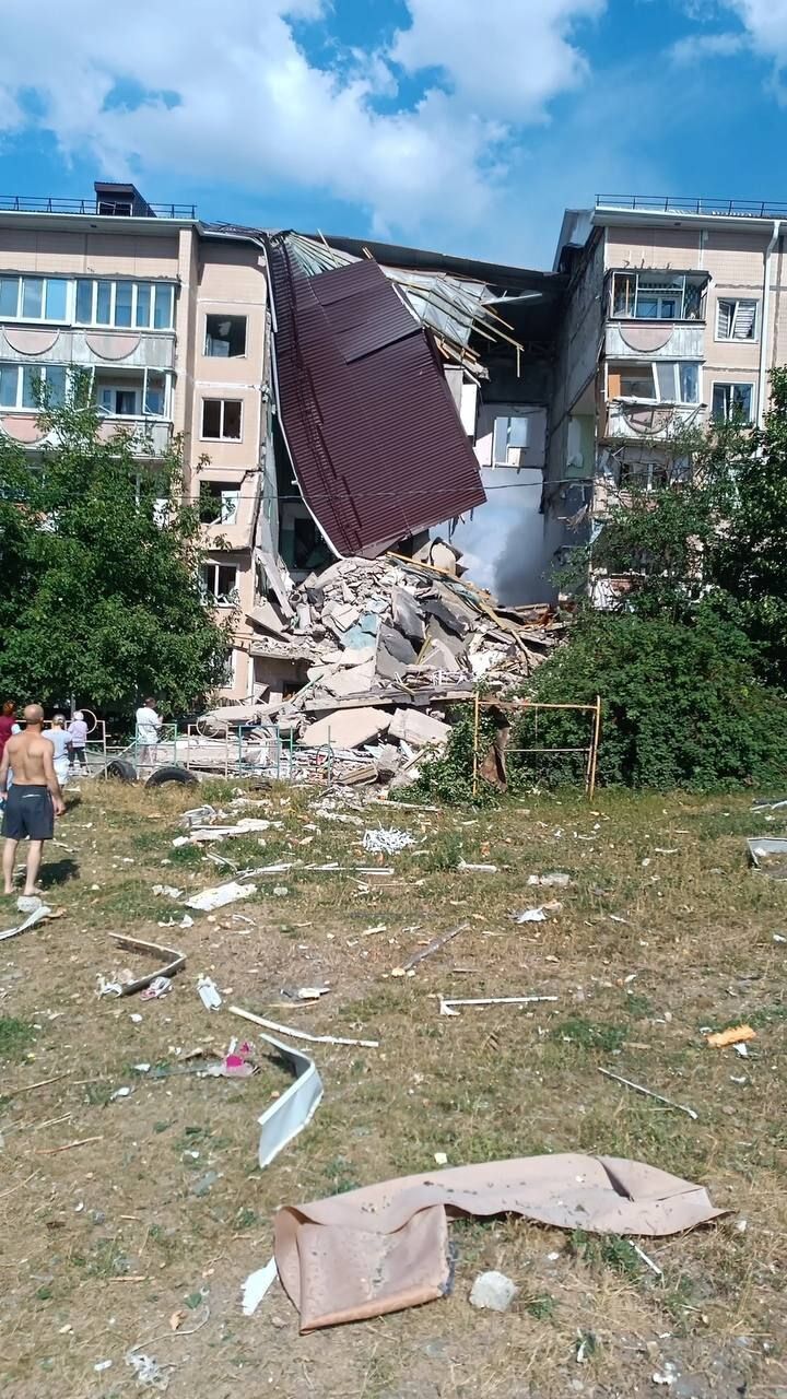 In Shebekino, an explosion damaged the entrance of a multi-storey building: the Russian Federation complained of ''shelling''. Photos and video