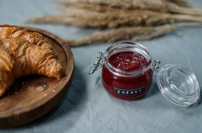 Healthy currant and raspberry jam: how to combine berries correctly