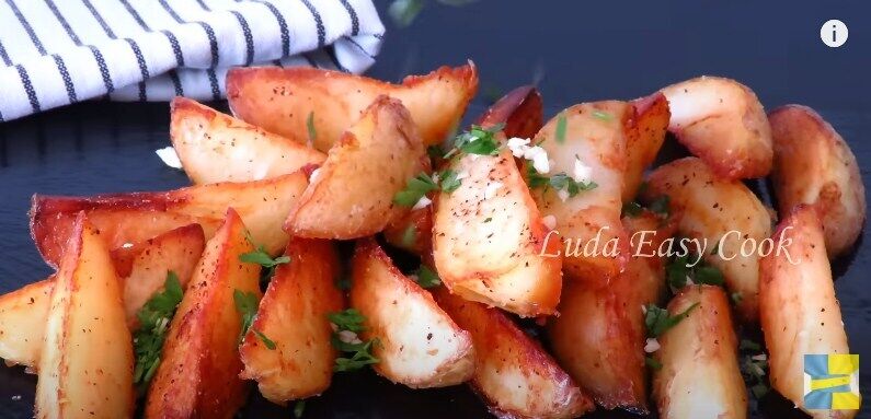 Recipe for rustic fried potatoes in a skillet