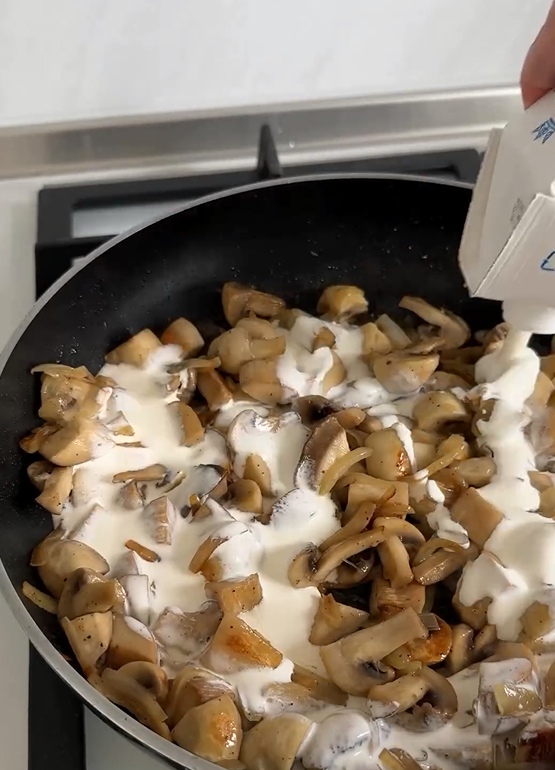 How to cook young potatoes with mushrooms deliciously: the perfect seasonal dish for lunch