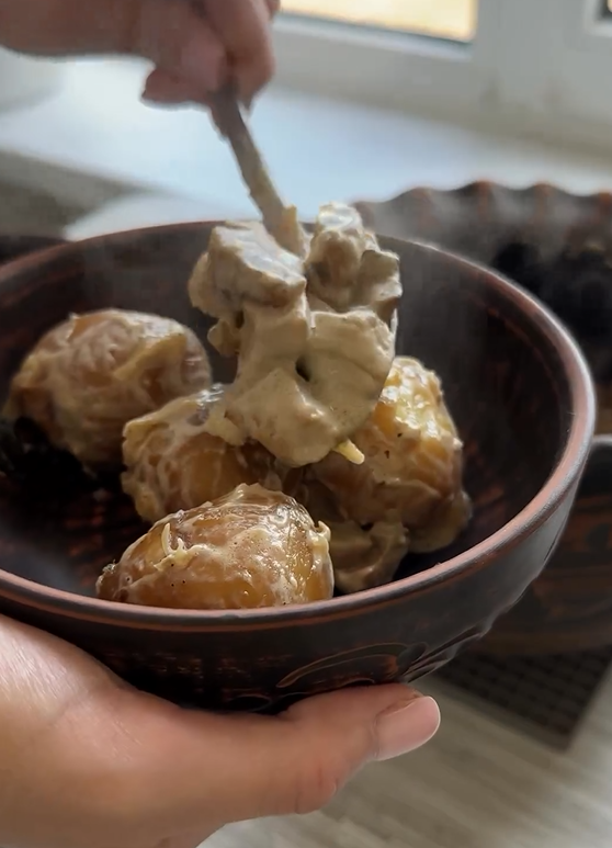 How to cook young potatoes with mushrooms deliciously: the perfect seasonal dish for lunch