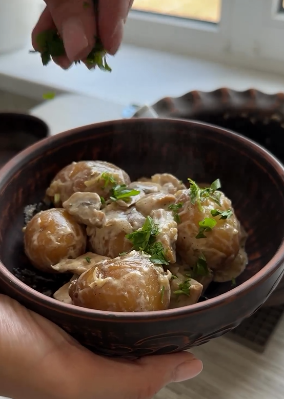 How to cook young potatoes with mushrooms deliciously: the perfect seasonal dish for lunch