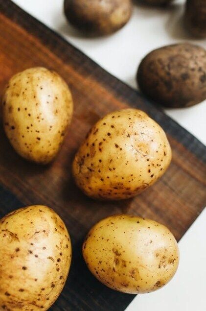 How to bake whole potatoes to make them crispy