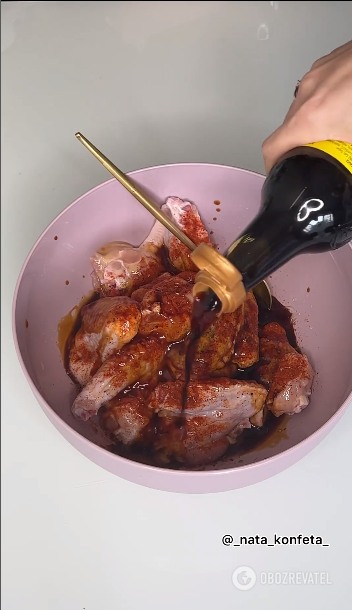 Pouring wings with soy sauce