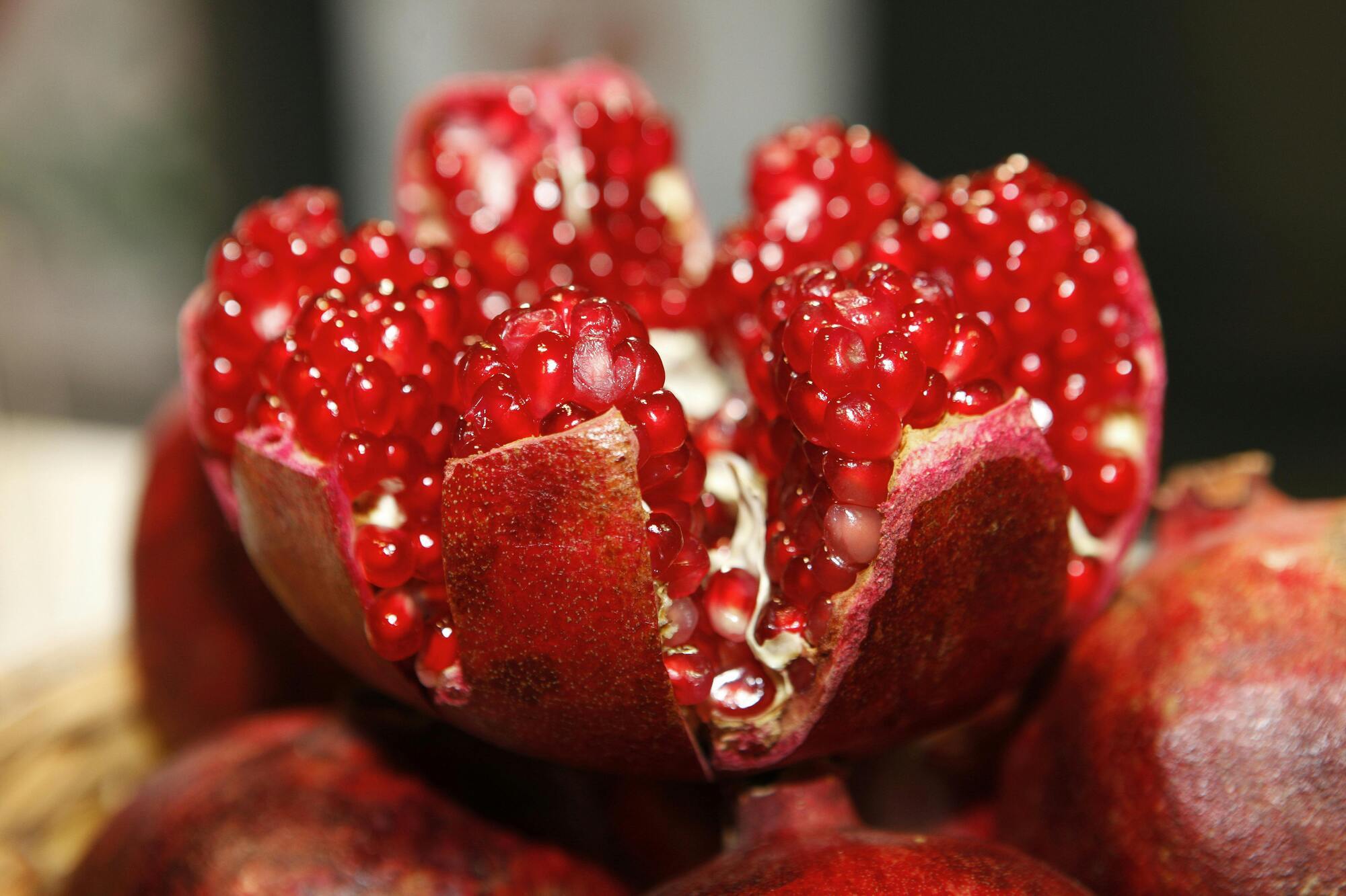 How to easily clean a pomegranate: 3 simple ways that will definitely come in handy