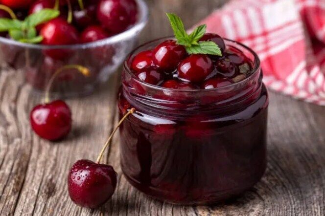 Thick cherry jam without gelatin and starch