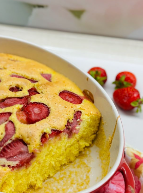 Better than apple: how to make a fluffy strawberry charlotte for tea