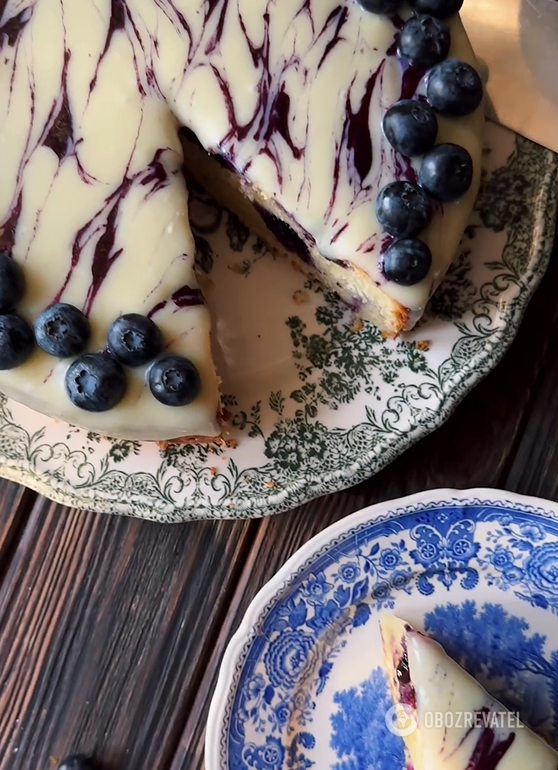 What delicious pastries to make with blueberries: very fluffy dough and snow-white icing on top