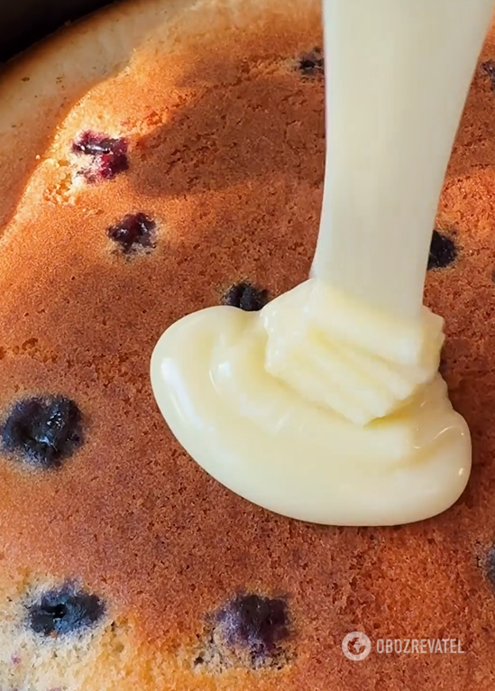 What delicious pastries to make with blueberries: very fluffy dough and snow-white icing on top