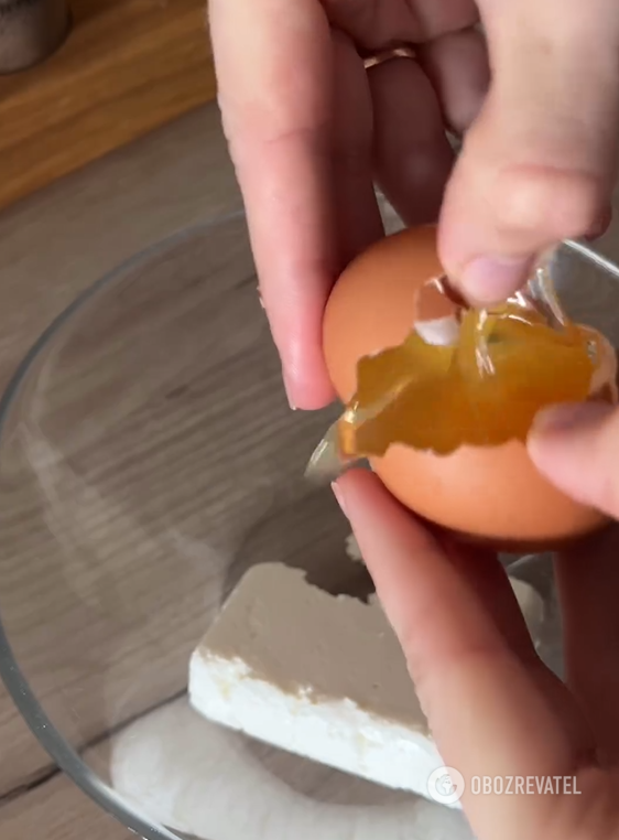 Simple khachapuri with raw yolk in a pan: will be ready in minutes