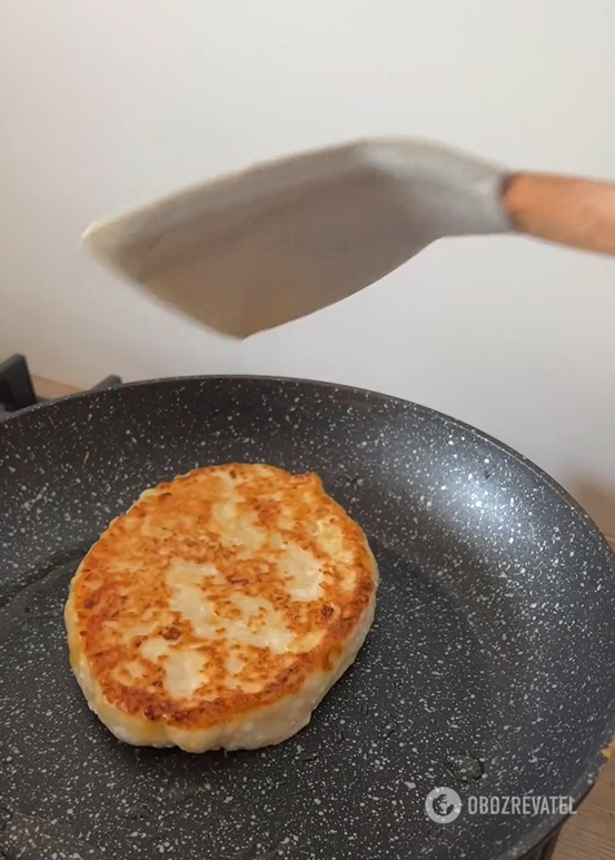 Simple khachapuri with raw yolk in a pan: will be ready in minutes