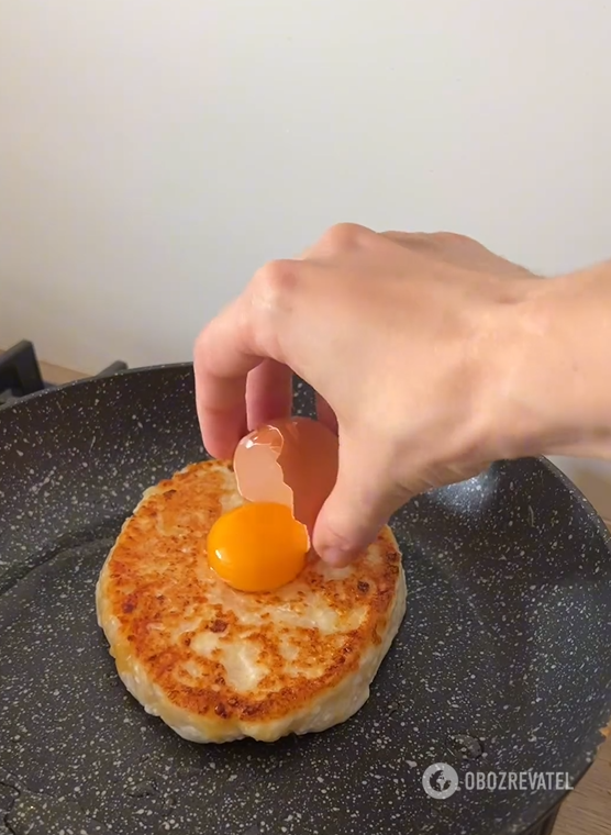 Simple khachapuri with raw yolk in a pan: will be ready in minutes