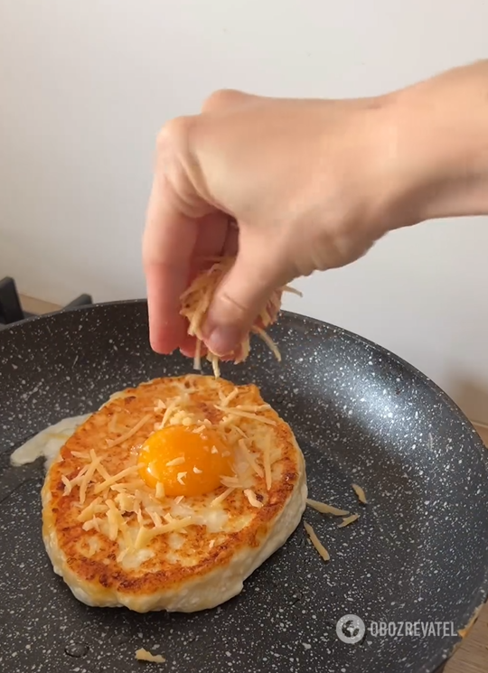 Simple khachapuri with raw yolk in a pan: will be ready in minutes