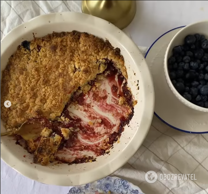 Crumble with cherries: what to do with the filling to make it juicy