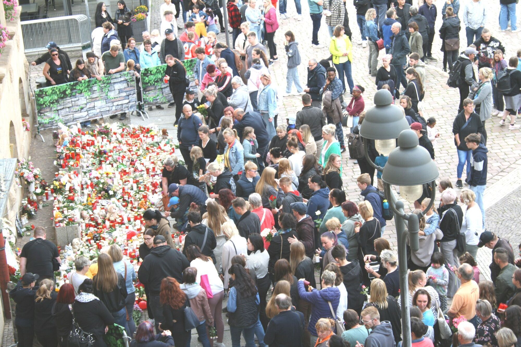 In Germany, thousands of people gathered to say goodbye to the murdered 9-year-old Ukrainian girl. Photo