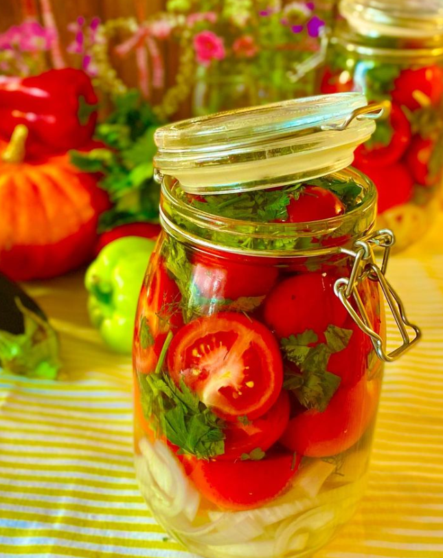 Quick pickled tomatoes, like sour: you can eat in a day