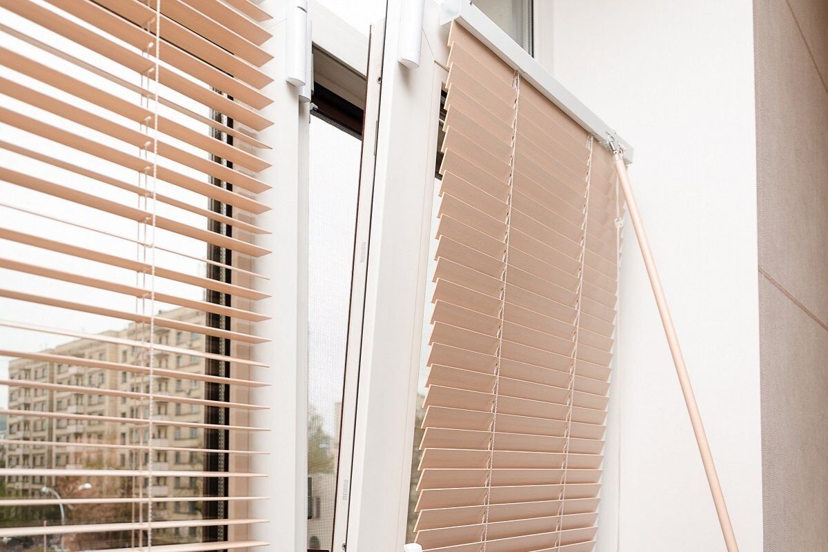 No hassle: how to quickly clean roller shutters and blinds from dust and dirt