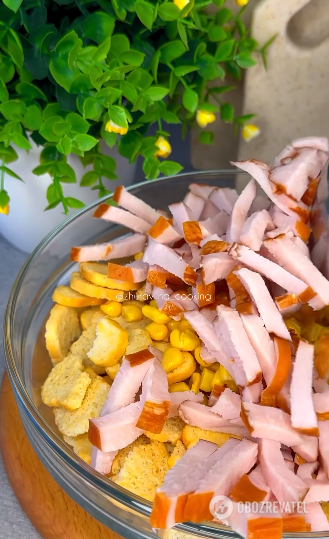 Smoked chicken salad in 5 minutes: no need to boil anything