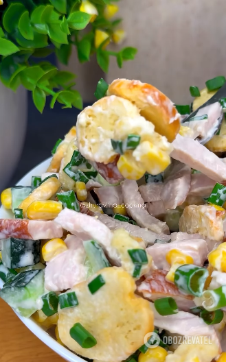 Smoked chicken salad in 5 minutes: no need to boil anything