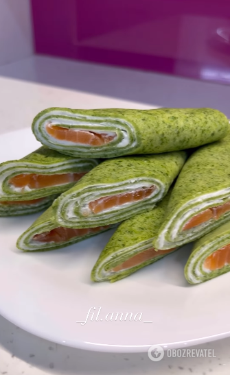 Spinach pancakes with cream cheese and salmon: it will turn out better than in a restaurant