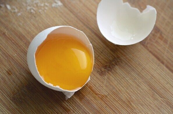 Egg yolk for a cocktail