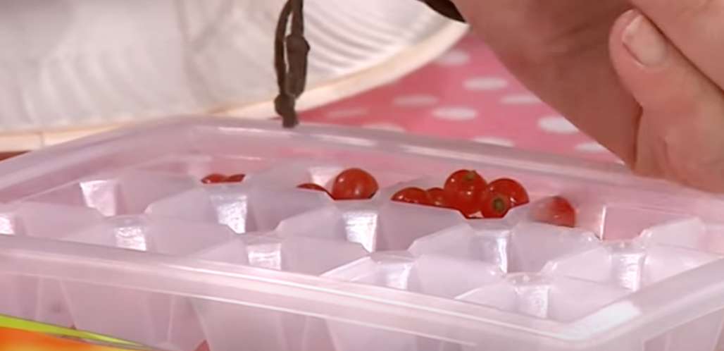 Freezing berries in ice cube trays