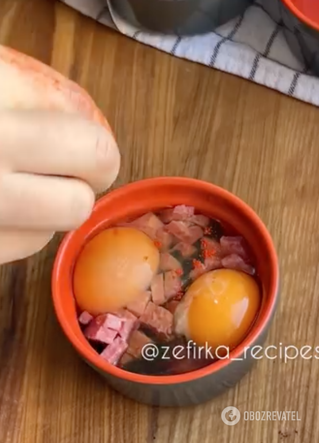 Raw eggs for the dish