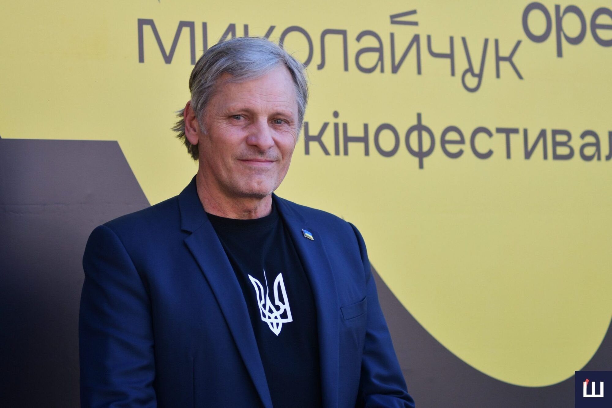 Wearing a T-shirt with a trident and a Ukrainian flag badge on his jacket. Hollywood actor Viggo Mortensen arrived in Chernivtsi