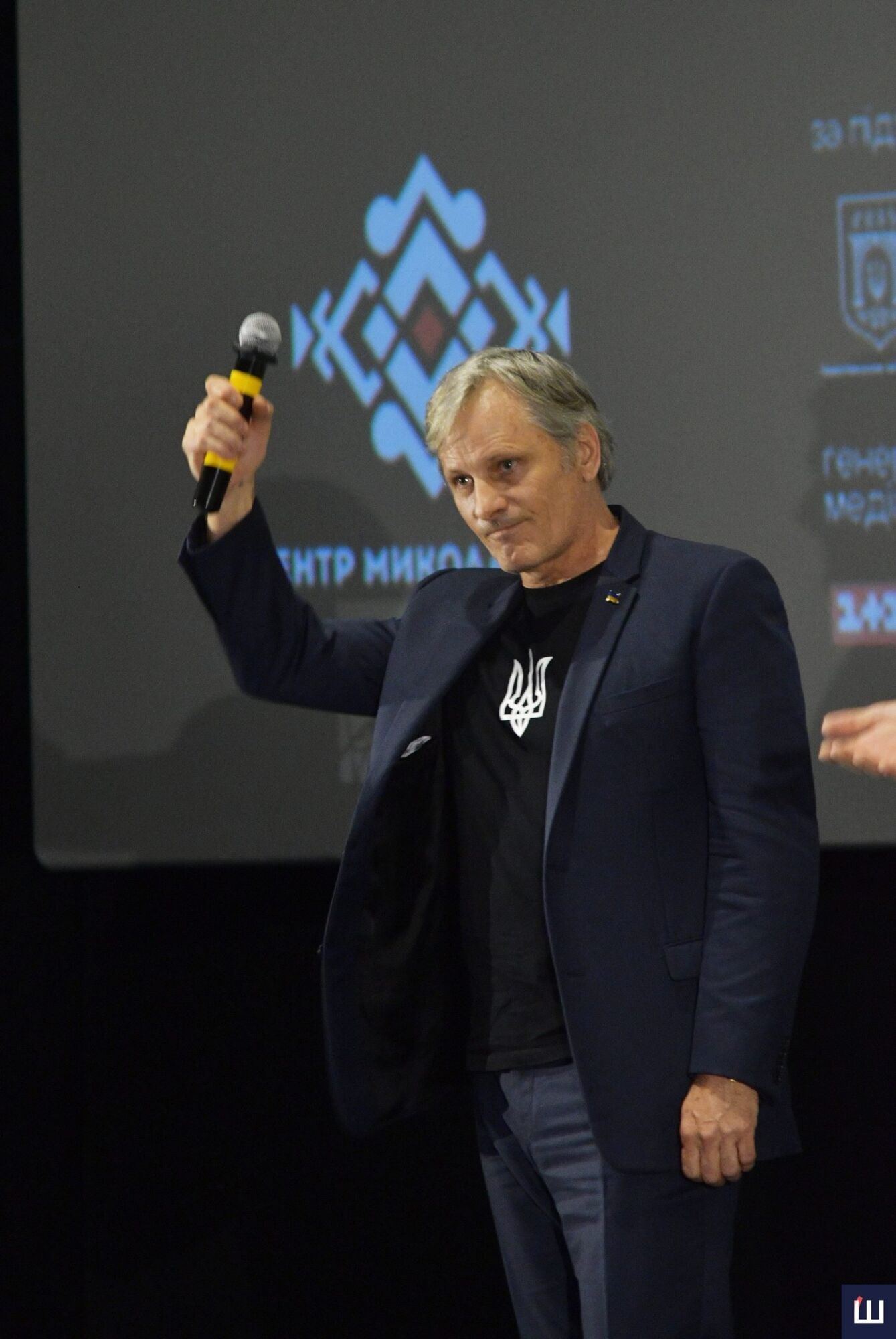 Wearing a T-shirt with a trident and a Ukrainian flag badge on his jacket. Hollywood actor Viggo Mortensen arrived in Chernivtsi