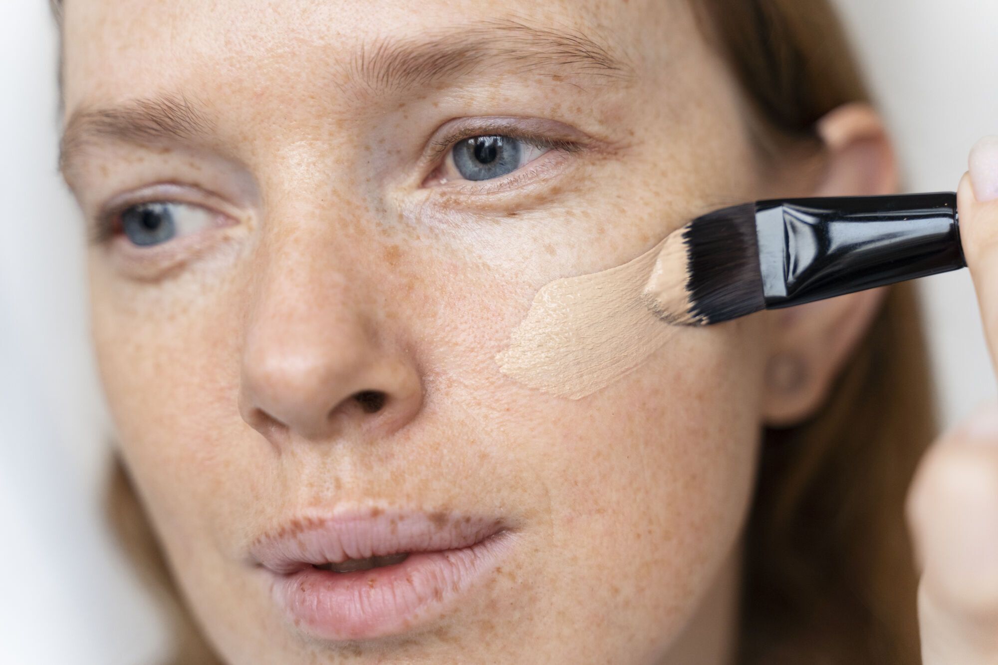 How to do light makeup and hide all skin imperfections at the same time: try this effective ''micro-concealing'' technique 