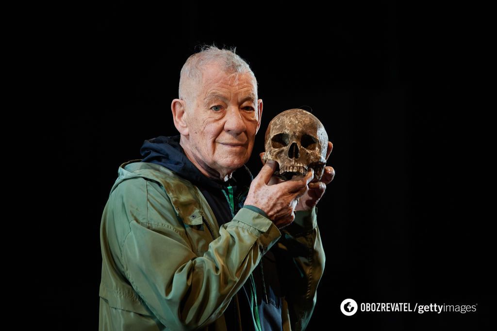 85-year-old actor Ian McKellen fell off the stage during a performance: the Lord of the Rings star screamed in pain, leaving fans worried