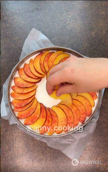 Delicate cheesecake with peaches: no baking required