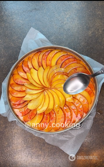 Delicate cheesecake with peaches: no baking required