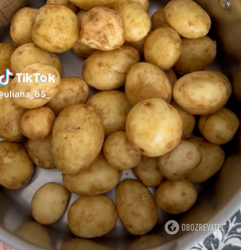 How to peel a lot of young potatoes at once: a simple life hack