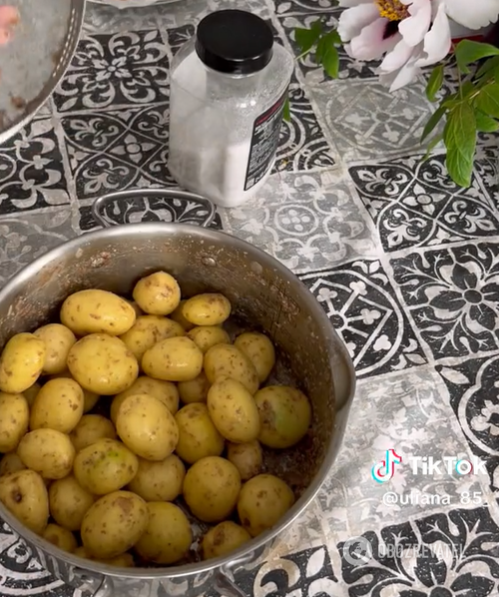 How to peel a lot of young potatoes at once: a simple life hack