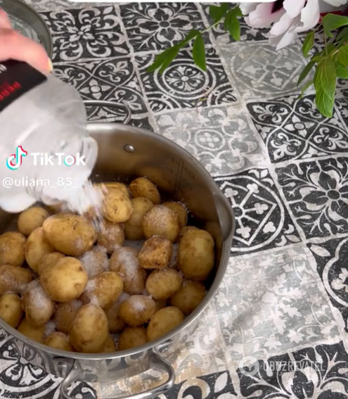 How to peel a lot of young potatoes at once: a simple life hack